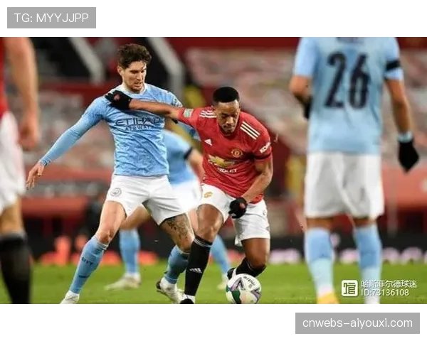 镜头捕捉：富勒姆球迷向场内投掷物品，比赛短暂中断